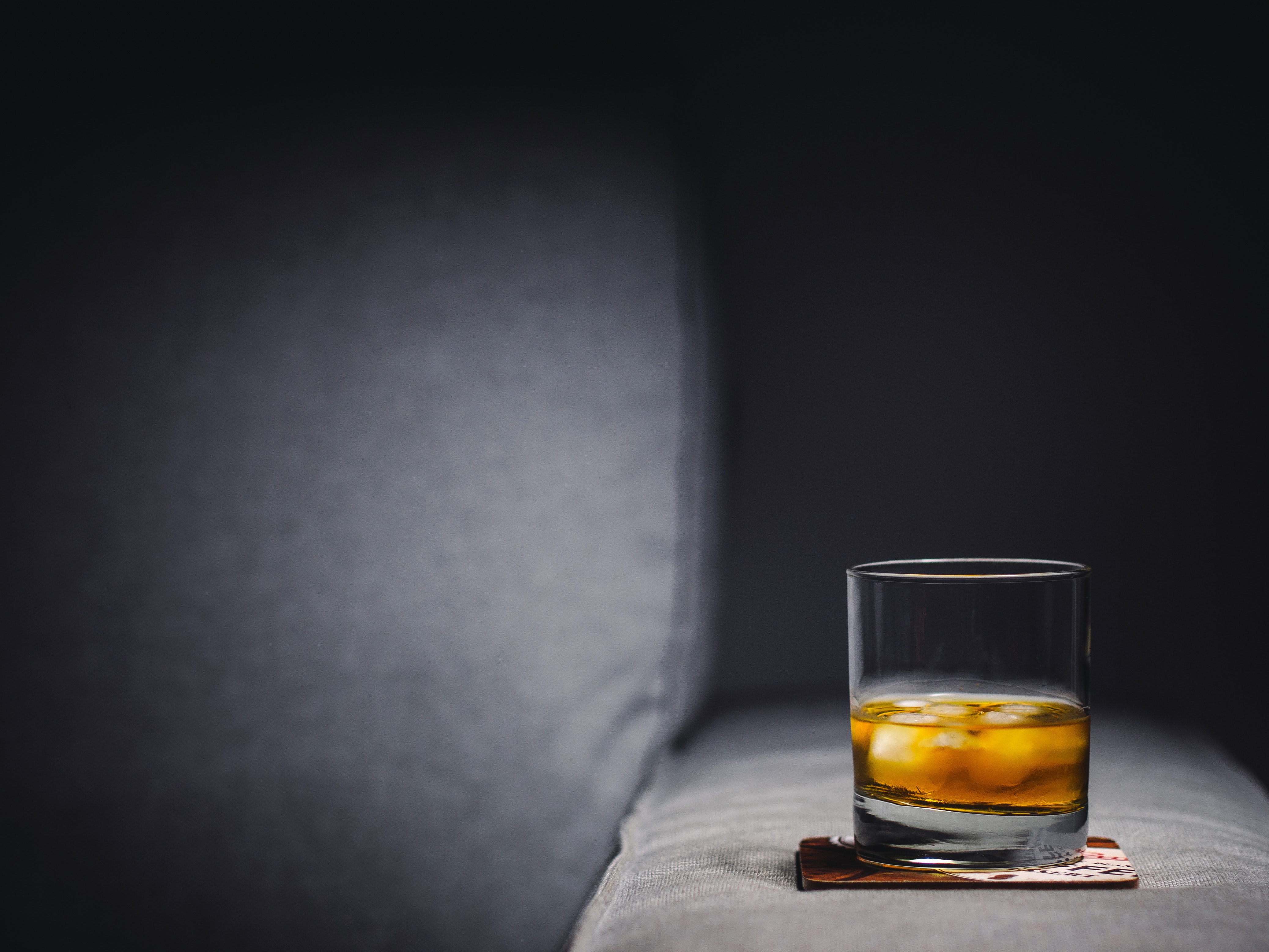 Whiskyglas mot grå bakgrund